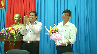 trao quyet dinh pho bi thu.png
