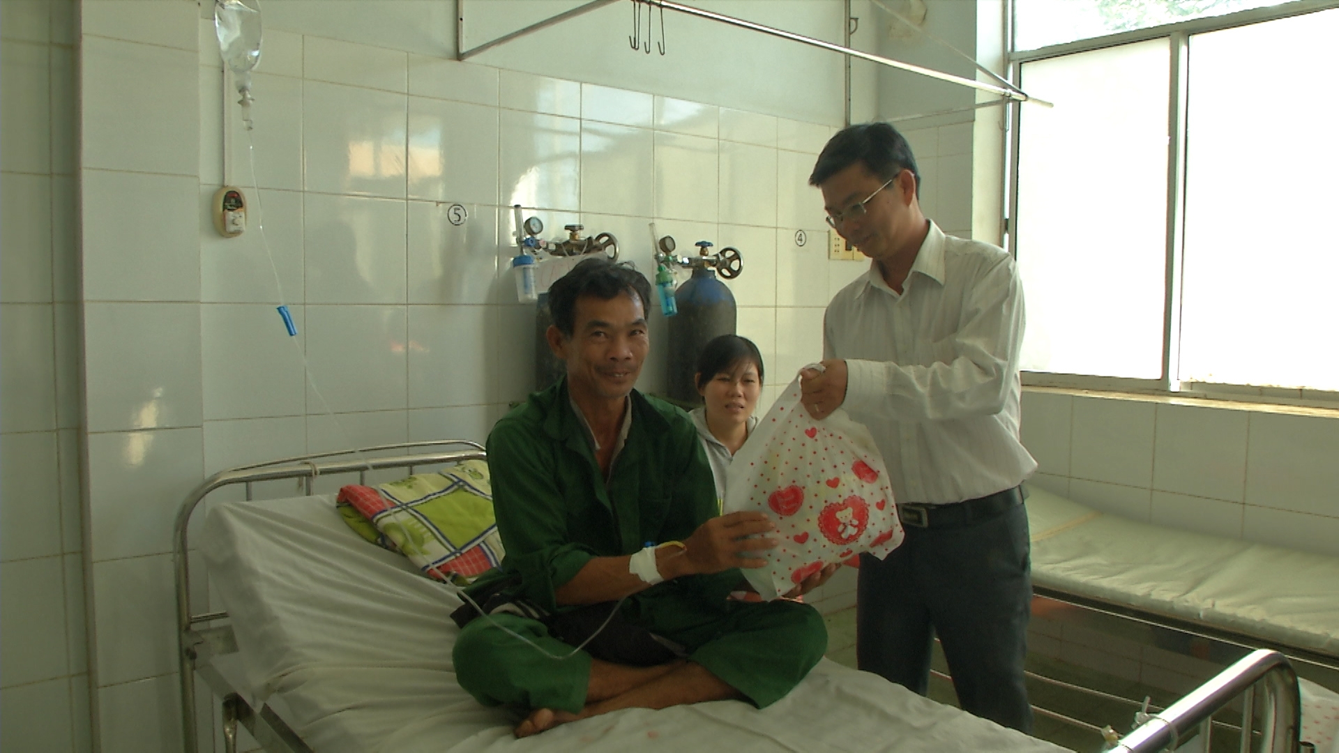 Lanh dao UB tham benh nhan ngay tet.JPG